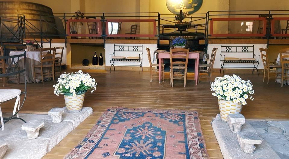 La sala della masseria apparecchiata per la cena