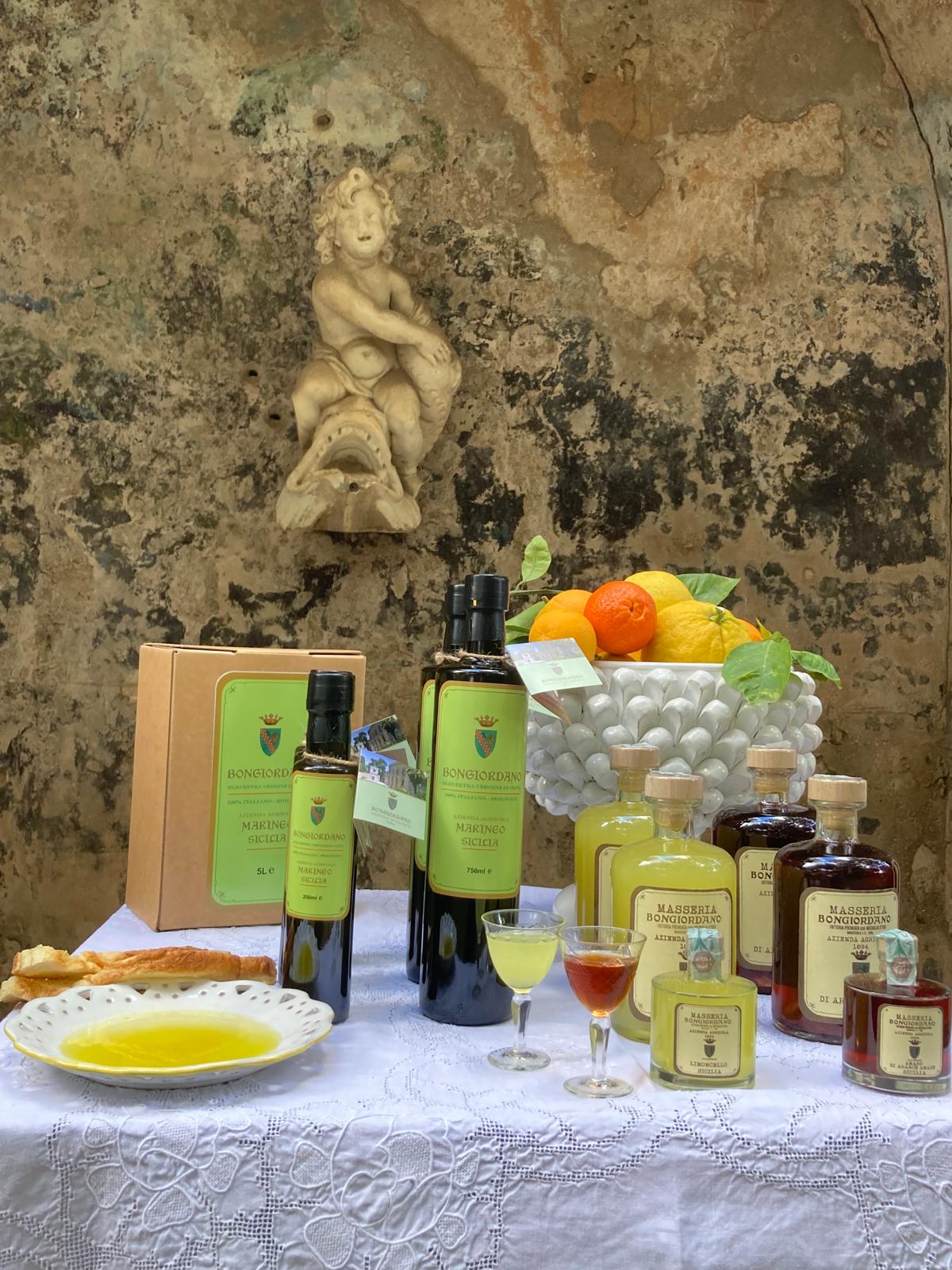 I prodotti della masseria in un allestimento con pane, olio e agrumi